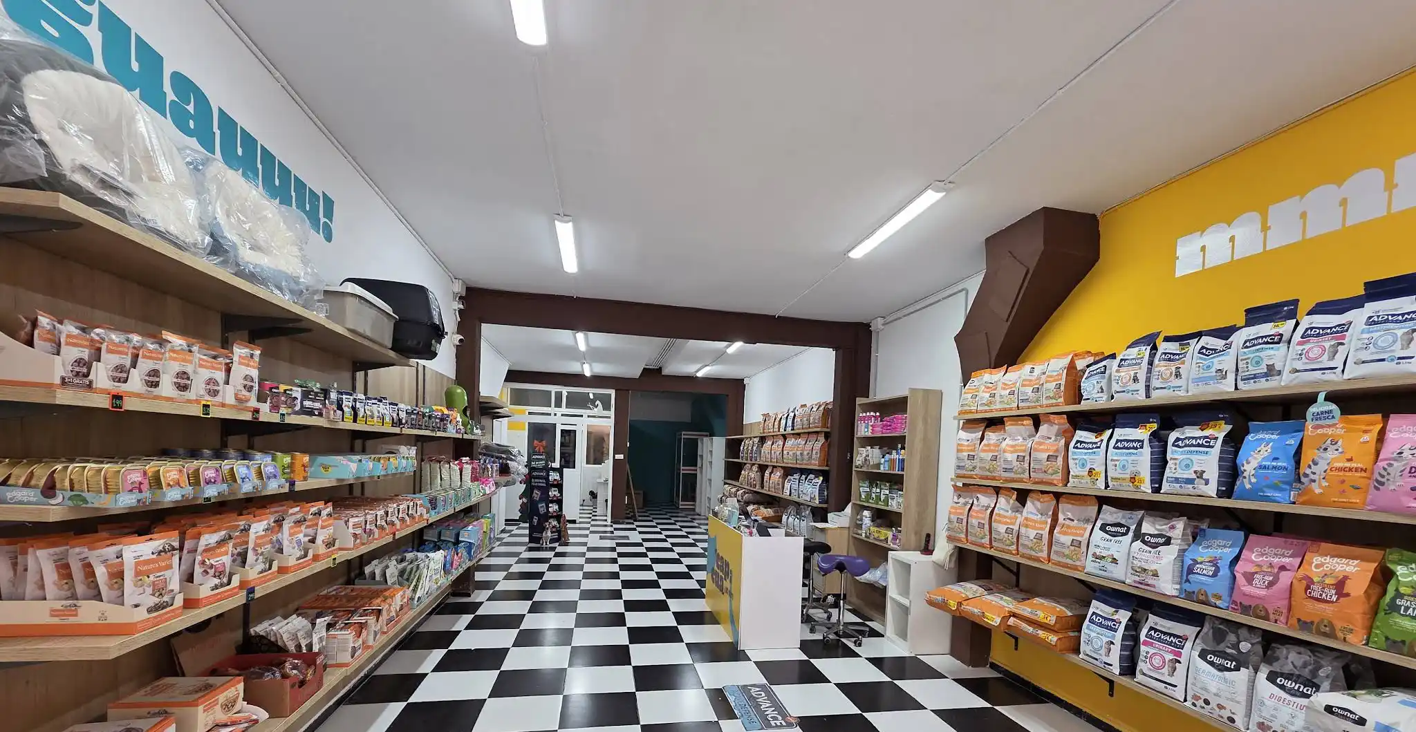Interior de la tienda Cap i Cua con productos para mascotas